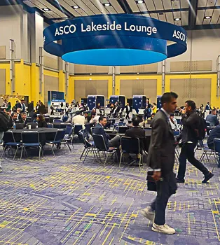 Dr Rodrigo Riera en area de networking del Congreso ASCO 2025 en Chicago