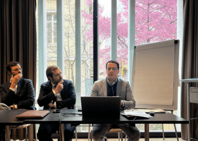 Especialistas en oncologia discuten casos clinicos durante sesion de preceptorship en Institut Curie Paris