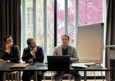 Especialistas en oncologia discuten casos clinicos durante sesion de preceptorship en Institut Curie Paris