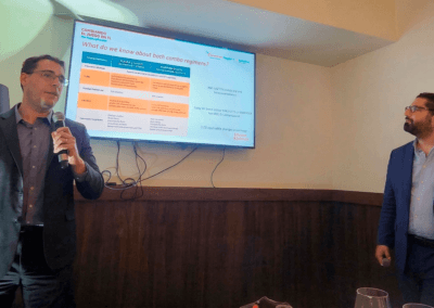 Especialistas en oncologia discuten estrategias de tratamiento para cancer de pulmon durante sesion clinica