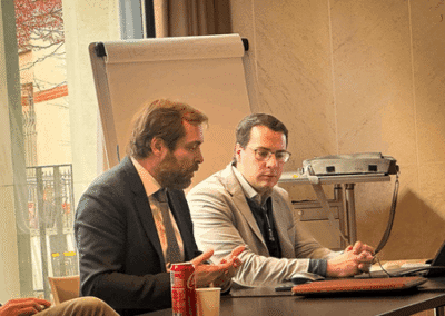 Especialistas en oncologia discuten casos de cancer de pulmon durante reunion profesional