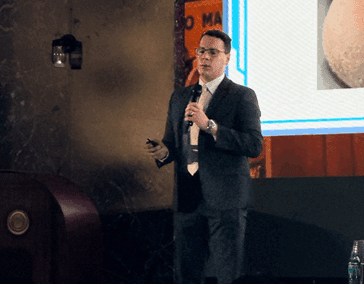 Especialista en oncologia presenta opciones de tratamiento avanzado para melanoma en conferencia medica