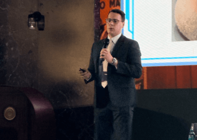 Especialista en oncologia presenta opciones de tratamiento avanzado para melanoma en conferencia medica