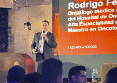 Dr Rodrigo Riera durante ponencia sobre melanoma en congreso medico en Playa del Carmen