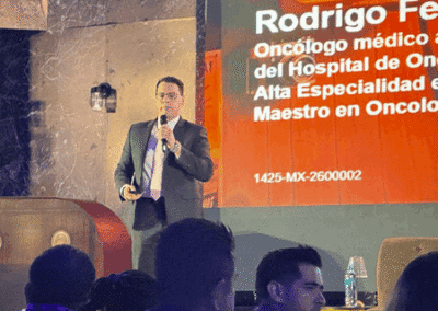 Dr Rodrigo Riera durante ponencia sobre melanoma en congreso medico en Playa del Carmen