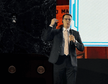 Dr Rodrigo Riera durante presentacion sobre melanoma en congreso medico en Playa del Carmen