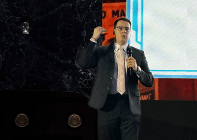 Dr Rodrigo Riera durante presentacion sobre melanoma en congreso medico en Playa del Carmen